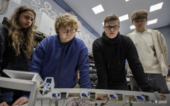 Projekty-studentów-I-roku-mechatroniki-i-AiR-fot-Maciej-Giedrojć-Juraha-PB