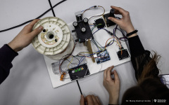 Projekty-studentów-I-roku-mechatroniki-i-AiR-fot-Maciej-Giedrojć-Juraha-PB