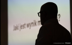 2026-02-26-Kawiarnia-Naukowa-Pułapki-myślenia-fot.-Maciej-Giedrojć-Juraha-PB