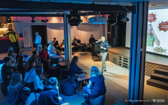 2026-02-26-Kawiarnia-Naukowa-Pułapki-myślenia-fot.-Maciej-Giedrojć-Juraha-PB