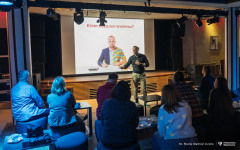 2026-02-26-Kawiarnia-Naukowa-Pułapki-myślenia-fot.-Maciej-Giedrojć-Juraha-PB