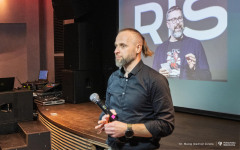 2026-02-26-Kawiarnia-Naukowa-Pułapki-myślenia-fot.-Maciej-Giedrojć-Juraha-PB