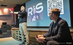 2026-02-26-Kawiarnia-Naukowa-Pułapki-myślenia-fot.-Maciej-Giedrojć-Juraha-PB