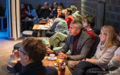 2026-02-26-Kawiarnia-Naukowa-Pułapki-myślenia-fot.-Maciej-Giedrojć-Juraha-PB