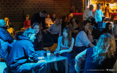 2026-02-26-Kawiarnia-Naukowa-Pułapki-myślenia-fot.-Maciej-Giedrojć-Juraha-PB