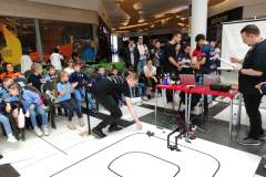 Jeden z członków drużyny Białystok Dynamics Publiczność ogląda testowanie robota na zawodach Robotics Championship Oradea 2023 fot. Białystok Dynamics _Politechnika Białostocka