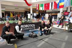 Czteroosobowa drużyna pozuje do pamiątkowego zdjęcia ze swoim robotem na zawodach Robotics Championship Oradea 2023 fot. Białystok Dynamics _Politechnika Białostocka