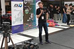 Jeden z członków drużyny Białystok Dynamics prezentuje robota na zawodach Robotics Championship Oradea 2023 fot. Białystok Dynamics _Politechnika Białostocka