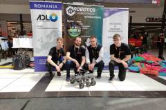 Czteroosobowa drużyna pozuje do pamiątkowego zdjęcia ze swoim robotem na zawodach Robotics Championship Oradea 2023 fot. Białystok Dynamics _Politechnika Białostocka