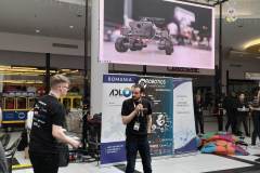 Dwóch członków drużyny Białystok Dynamics prezentuje robota na zawodach Robotics Championship Oradea 2023 fot. Białystok Dynamics _Politechnika Białostocka