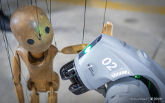 2025-04-02-Marionetka-cyberpies_fot-Dariusz-Piekut-PB