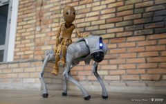 2025-04-02-Marionetka-cyberpies_fot-Dariusz-Piekut-PB