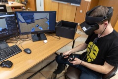 Student Wydziału Informatyki Politechniki Białostockiej w sali komputerowej w goglach VR fot_Agnieszka_Sakowicz_Stasiulewicz_PB-5