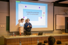 Dwoch-uczestnikow-prezentuje-gre-podczas-finalu-konkursu-pisania-gier-Dzemik-2023-na-Wydziale-Informatyki_foto-Iryna-Mikhno-1