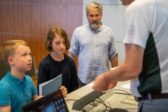 Wreczenie-dyplomow-laureatom-konkursu-pisania-gier-Dzemik-2023-na-Wydziale-Informatyki_foto-Iryna-Mikhno-17