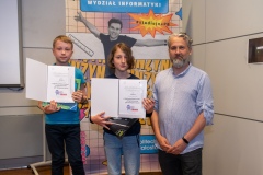 Wreczenie-dyplomow-laureatom-konkursu-pisania-gier-Dzemik-2023-na-Wydziale-Informatyki_foto-Iryna-Mikhno-18