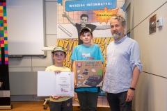 Wreczenie-dyplomow-laureatom-konkursu-pisania-gier-Dzemik-2023-na-Wydziale-Informatyki_foto-Iryna-Mikhno-19