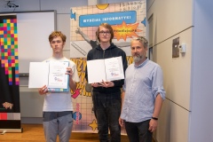 Wreczenie-dyplomow-laureatom-konkursu-pisania-gier-Dzemik-2023-na-Wydziale-Informatyki_foto-Iryna-Mikhno-20