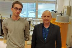 dr-inz.-Zbigniew-Skibko-z-Wydzialu-Elektrycznego-Politechniki-Bialostockiej-od-prawej-oraz-student-ekoenergetyki-–-Przemyslaw-Szotko_fot.-Jedrzej-Pogorzelski