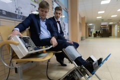 Dwóch młodych konstruktorów ze swoim wynalazkiem na korytarzu, konkurs-El-Robo-Mech_fot.Dariusz-Piekut_PB-26