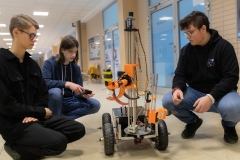 Trzech uczniów ALO PB testuje swój pojazd, konkurs-El-Robo-Mech_fot.Dariusz-Piekut_PB-42