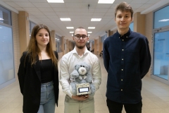 Młoda uczennica z kolegami, uczestnicy konkursu-El-Robo-Mech_fot.Dariusz-Piekut_PB-77