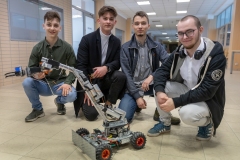 Laureaci II. miejsca w konkursie -El-Robo-Mech ze swoim łazikiem_fot.Dariusz-Piekut_PB-88