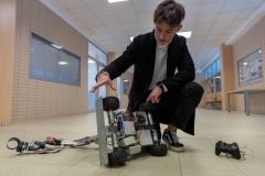Konstruktor prezentuje podwozie pojazdu, konkurs-El-Robo-Mech_fot.Dariusz-Piekut_PB-91