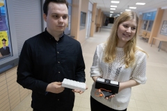 Uczeń i uczennica pokazują swój projekt, konkurs-El-Robo-Mech_fot.Dariusz-Piekut_PB-99
