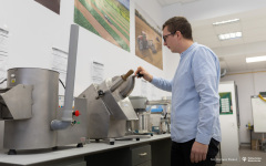 2026-01-16-Gabriel-Siegień-koordynator-ds.higieny-i-DDD-Kuchnia-Vikinga-fot-Dariusz-Piekut-PB