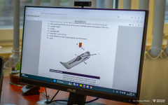 Studenci oraz pracownicy z WM zaprojektowali prototyp adaptera umożliwiającego zamocowanie płóz na hulajnodze_fot.Dariusz Piekut_PB