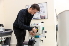 Patryk Sienkiewicz w laboratorium kierunku inżynieria biomedyczna. fot. Piotr Awramiuk/PB (1)