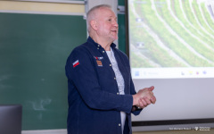 2025-04-02-Jarosław-Kazberuk-spotkanie-z-studentami-WM-fot-Dariusz-Piekut-PB