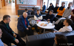 2025-12-10-Kawka-z-profesorem-fot-Iryna-Mikhno-PB