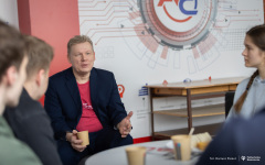 026-03-25-Kawka-z-profesorem-fot-Dariusz-Piekut-PB