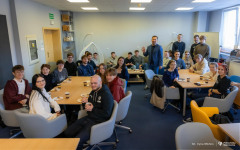 2025-11-05-WIZ-kawka-z-prof-Urbanem-fot-Iryna-Mikhno-PB