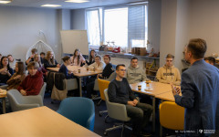 2025-11-05-WIZ-kawka-z-prof-Urbanem-fot-Iryna-Mikhno-PB