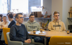 2025-11-05-WIZ-kawka-z-prof-Urbanem-fot-Iryna-Mikhno-PB