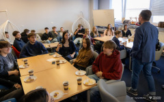 2025-11-05-WIZ-kawka-z-prof-Urbanem-fot-Iryna-Mikhno-PB