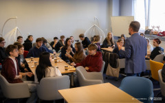 2025-11-05-WIZ-kawka-z-prof-Urbanem-fot-Iryna-Mikhno-PB