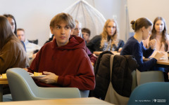 2025-11-05-WIZ-kawka-z-prof-Urbanem-fot-Iryna-Mikhno-PB