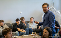 2025-11-05-WIZ-kawka-z-prof-Urbanem-fot-Iryna-Mikhno-PB