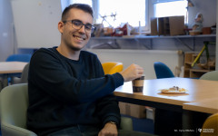 2025-11-05-WIZ-kawka-z-prof-Urbanem-fot-Iryna-Mikhno-PB