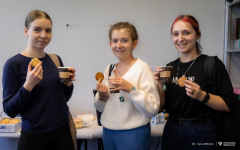 2025-11-05-WIZ-kawka-z-prof-Urbanem-fot-Iryna-Mikhno-PB