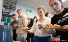 2025-11-05-WIZ-kawka-z-prof-Urbanem-fot-Iryna-Mikhno-PB