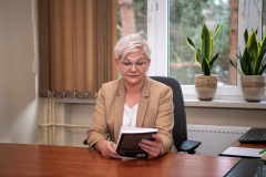 Prof. dr hab. Joanna Moczydłowska, Kierownik Katedry Zarządzania, Ekonomii i Finansów z książką_foto-Iryna-Mikhno-6