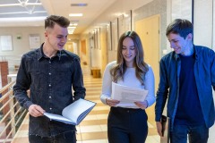 Studenci Wydziału Inżynierii Zarządzania przygotowują się do zajęć-fot.-Piotr-Awramiuk-PB-11