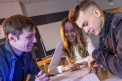 Studenci Wydziału Inżynierii Zarządzania nad notatkami-fot.-Piotr-Awramiuk-PB-4
