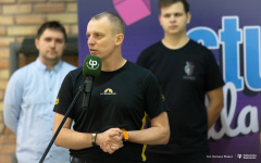 2024.01.18 Przekazanie hulajnogi na płozach. Uczelnia wspiera akcję charytatywną fot. Dariusz Piekut PB