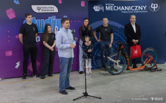 2024.01.18 Przekazanie hulajnogi na płozach. Uczelnia wspiera akcję charytatywną fot. Dariusz Piekut PB